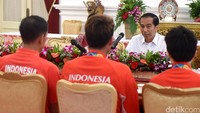 Presiden Jokowi berbincang dengan para atlet Olimpiade di ruang tengah Istana Merdeka. (Istimewa).