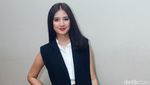 Parade Seleb Muda dalam Busana Hitam dan Putih