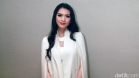 Sedangkan Donita tampil serba putih. Pool/Gus Mun/detikFoto.