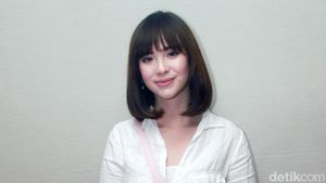 Manisnya Pamela Bowie Tampil Kasual