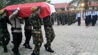 Upacara pelepasan jenazah Pratu Wahyudi di gelar di halaman Kargo Bandara Sultan Syarif Kasim (SSK) II Pekanbaru, Rabu (24/8/2016) pukul 06.00 WIB.