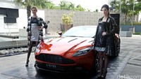 Dua orang model berpose dengan Aston Martin DB11.