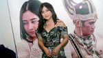 Prilly Latuconsina Tampil Dewasa dengan Gaun Menerawang