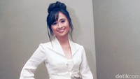 Artis berusia 20 tahun itu tampak mengekspos kakinya lewat dressnya itu. Pool/Gus Mun/detikFoto.