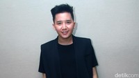 Ia terlihat mengenakan luaran, kaus dan ripped jeans hitam serta boots hitam. Pool/Gus Mun/detikFoto.