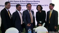Direktur Finance & Treasury Bank Mandiri Pahala N Mansury, Dirut Bank Mandiri Kartika Wirjoatmodjo, dan Direktur Retail Banking Bank Mandiri Tardi berbincang usai melakukan penawaran umum berkelanjutan I-2016 di Plaza Mandiri, Jakarta, Rabu (24/8/2016).