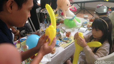 Mengintip Keseruan Anak-anak Belajar Merangkai Balon