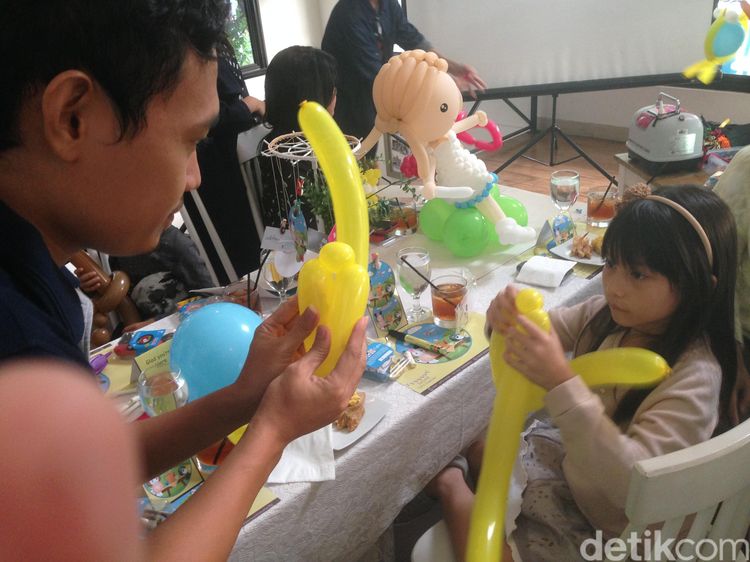 Mengintip Keseruan Anak-anak Belajar Merangkai Balon