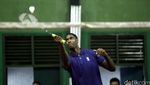 Melihat Aksi Pebasket Marvin Williams Bermain Bulutangkis