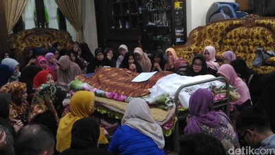 Suasana di Rumah Duka Tukul Arwana