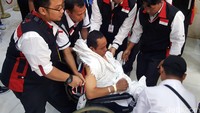 Pemandangan ini terlihat saat kedatangan jemaah haji kloter 2 dari embarkasi Batam, Kamis (18/8/2016), siang, di hotel Nawara Manazil Al Kiram, Mahbas Jin, Makkah. Satu per satu para jemaah turun dengan raut wajah gembira. Walau lelah melanda, semangatnya tetap menyala.