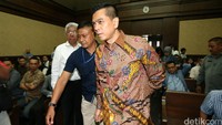 Sanusi ditetapkan sebagai tersangka oleh Komisi Pemberantasan Korupsi (KPK) setelah tertangkap tangan diduga melakukan transaksi suap.