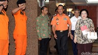 Anggota Basarnas memberikan penghormatan kepada Kepala Basarnas Marsekal Madya FHB Soelistyo dan Ketum PDIP Megawati Soekarnoputri.