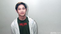 Ia tampak mengenakan hoodie abu-abu, kaus hijau dan jogger pants berwarna putih dan slipper hitam. Pool/Gus Mun/detikFoto.