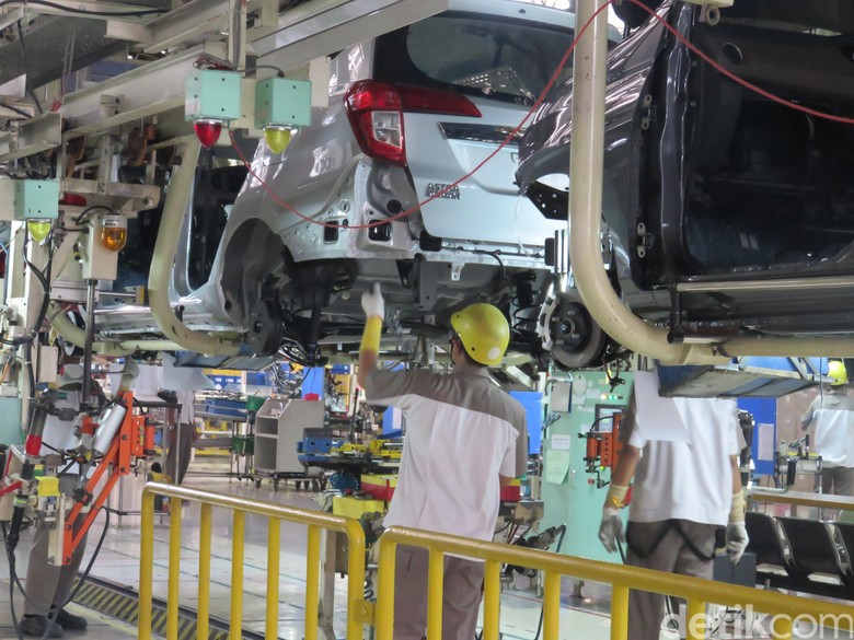 Pabrik Calya dan Sigra di Karawang Ketua Dewan Perwakilan Daerah (DPD) Irman Gusman mengunjungi pabrik perakitan mobil dan Pusat Riset dan Pengembangan (R&D) PT Astra Daihatsu Motor (ADM) di Karawang, Jawa Barat.