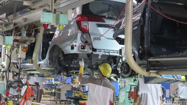 Ketua Dewan Perwakilan Daerah (DPD) Irman Gusman mengunjungi pabrik perakitan mobil dan Pusat Riset dan Pengembangan (R&D) PT Astra Daihatsu Motor (ADM) di Karawang, Jawa Barat.