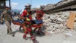 Evakuasi Korban Gempa di Italia