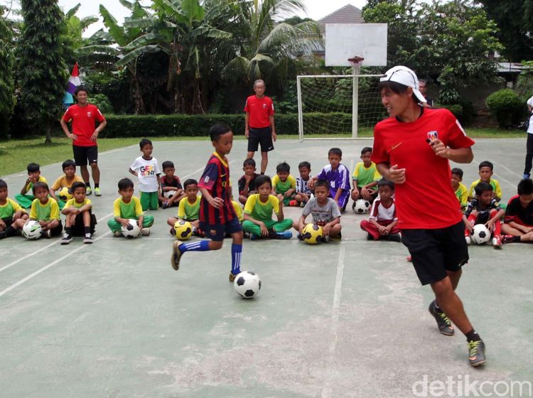 Urawa Red Diamonds Ajari Siswa SD Bermain Sepakbola