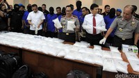 Tito Karnavian menunjukkan barang bukti sabu seberat 63,1 kg di Mabes Polri, Jakarta.