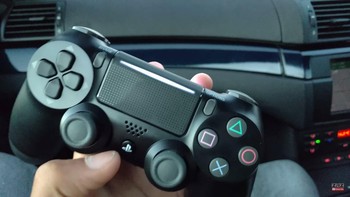 Inilah tampilan kontroler terbaru PlayStation 4 Slim dengan lampu LED di bagian touch pad. Foto: istimewa