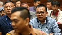 Dalam sidang perdana ini turut hadir sang kakak, Wakil Ketua DPRD DKI Jakarta Mohamad Taufik. M Taufik, memberikan dukungan moril sang adik.