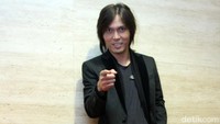 Once tampil santai dengan jas hitam, kaus dan celana serta sneakers hitam. Pool/Hanif Hawari/detikFoto.