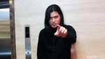 Cool in Black! Gaya Para Musisi dengan Busana Hitam
