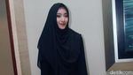Parade Seleb Muda dalam Busana Hitam dan Putih