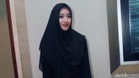 Pemilik nama Tengku Syaira Anataya itu hadir dengan hijab dan busana hitam saat ditemui di kawasan Epicentrum, Jakarta Selatan pada Selasa (23/8/2016). Pool/Gus Mun/detikFoto.