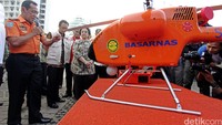 Kepala Basarnas Marsekal Madya FHB Soelistyo memberikan penjelasan kepada Ketum PDIP Megawati Soekarnoputri.