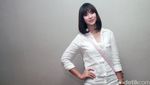 Manisnya Pamela Bowie Tampil Kasual