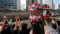 Masyarakat Jakarta tampak antusias menyambut para pahlawan Indonesia di bidang olahraga tersebut.
