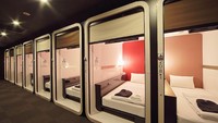 First Cabin Tsukiji memiliki 119 kapsul untuk pria dan 41 kapsul untuk wanita. Bagian dalam kapsul ada yang dilengkapi dengan meja. (First Cabin)