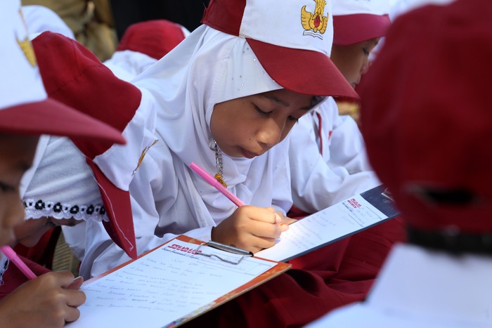 1.000 Siswa-siswi Kepulauan Bawean, Kabupaten Gresik memulai tradisi menulis dengan tangan. Mereka menulis surat untuk presiden.