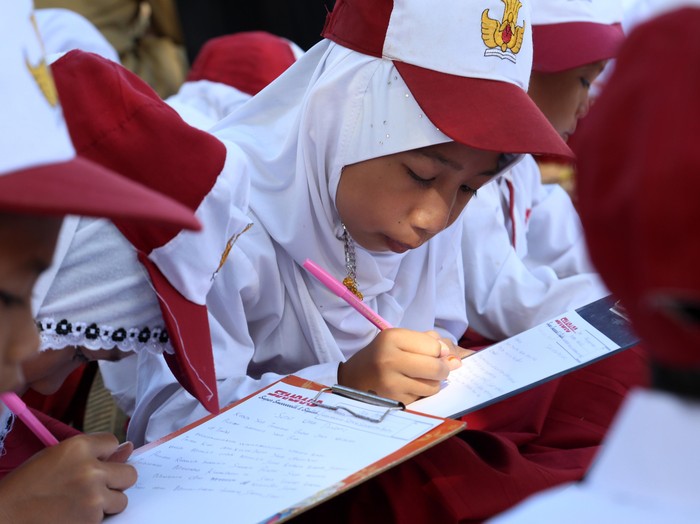 1.000 Siswa-siswi Kepulauan Bawean, Kabupaten Gresik memulai tradisi menulis dengan tangan. Mereka menulis surat untuk presiden.
