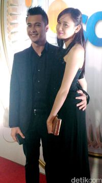 Kemesraan Eza Gionino dan Calon Istrinya yang Mirip Mulan