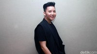 Sedangkan Rangga tampil serba hitam. Pool/Gus Mun/detikFoto.