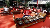 Para siswa bermain gemelan.