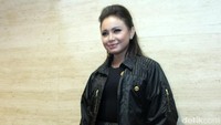 Rossa tampil gahar namun elegan dengan jaket panjang yang dipadukan dengan celana panjang hitamnya. Pool/Hanif Hawari/detikFoto.