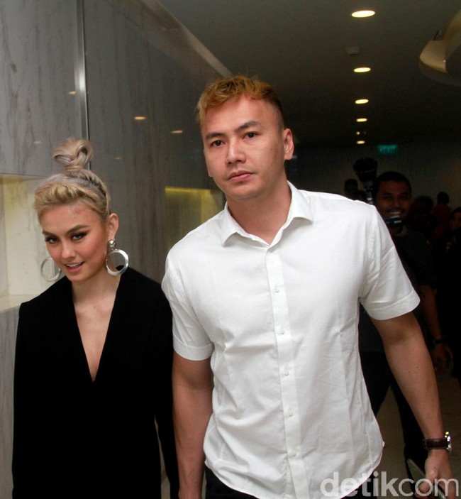 Sebelumnya Agnez Mo pernah berhubungan asmara dengan pebasket Wijaya Saputra. Sempat dikabarkan siap menikah, penyanyi 31 tahun itu mengonfirmasi lewat komentar di Instagram bahwa percintaan mereka sudah lama berakhir. Foto: Gus Mun/detikHOT