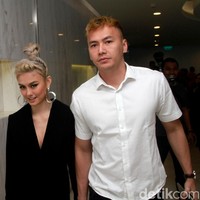 Sebelumnya Agnez Mo pernah berhubungan asmara dengan pebasket Wijaya Saputra. Sempat dikabarkan siap menikah, penyanyi 31 tahun itu mengonfirmasi lewat komentar di Instagram bahwa percintaan mereka sudah lama berakhir. Foto: Gus Mun/detikHOT