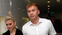 Mereka tampak terburu-buru menghindari awak media. Pool/Gus Mun/detikFoto.
