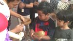 Mengintip Keseruan Anak-anak Belajar Merangkai Balon