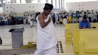 Mereka kemudian akan langsung menuju Makkah setelah melakukan miqat di Bandara Jeddah. Di sana mereka juga mendapat layanan katering. Setelah itu ke pemondokan dulu, lalu langsung melaksanakan umrah wajib. (dok. Media Center Haji)