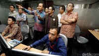 Ngurah Swajaya mengamati data hotspot di Situation Room Centre Sinar Mas Forestry.