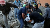 Badan Survei Geologi Amerika Serikat, USGS menyatakan, gempa ini mengguncang dekat kota Norcia, di wilayah Umbria pada sekitar pukul 03.36 waktu setempat. REUTERS/Remo Casilli.