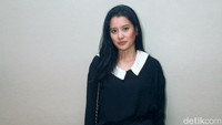 Ia tampak mengenakan busana berwarna hitam yang dipadukan dengan heels warna hitam. Pool/Gus Mun/detikFoto.