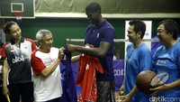 Marvin Williams menerima kaos dari legenda bulutangkis Indonesia Christian Hadinata (kedua dari kiri) di Jakarta, rabu (24/8/2016).