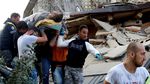 Evakuasi Korban Gempa di Italia