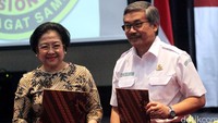 Ketum PDIP Megawati Soekarnoputri (kiri) juga menandatangani nota kesepahaman dengan Kepala BMKG Andi Eka Sakya (kanan).
